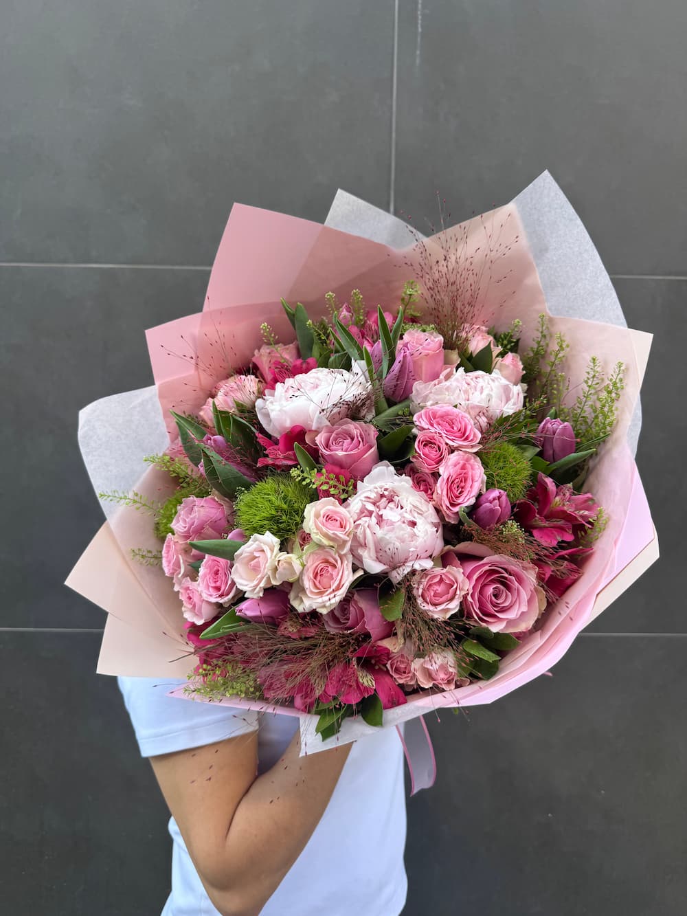 Pembe tonlarıyla aranje edilmiş Mistik buket