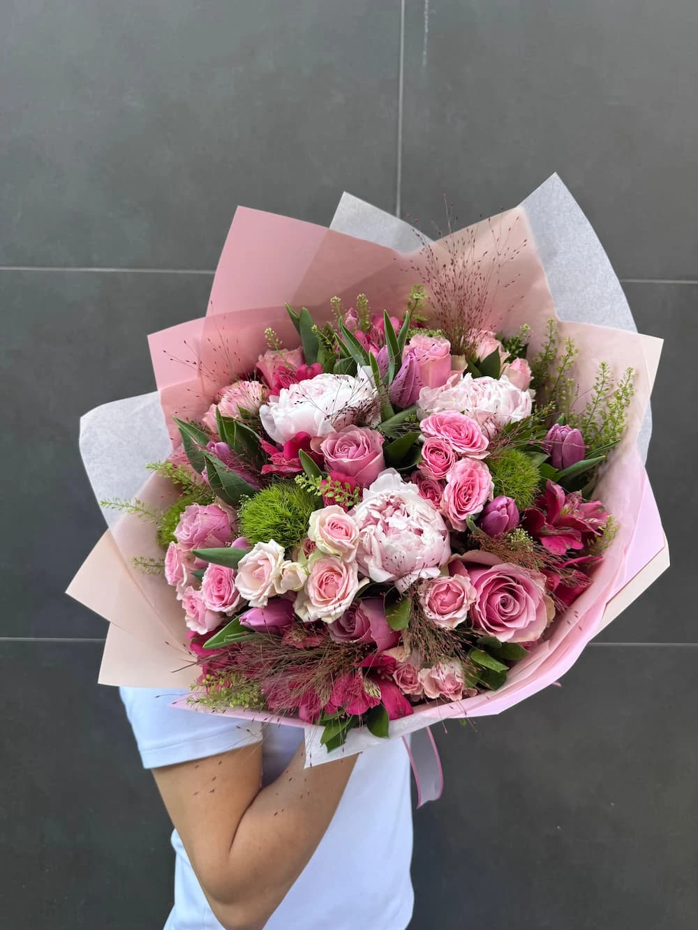 Pembe tonlarıyla aranje edilmiş Mistik buket